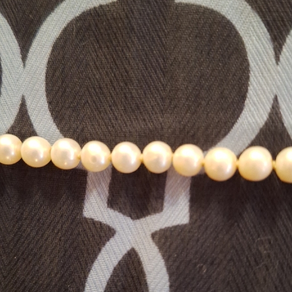 Elegant White Freshwarer Pearl Necklace With 14 Carat Gold Clasp - Picture 5 of 8